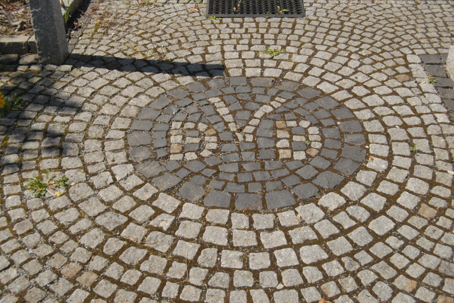 BVB Kreisförmiges Pflaster mit dem Zeichen "BVB" in der Mitte.